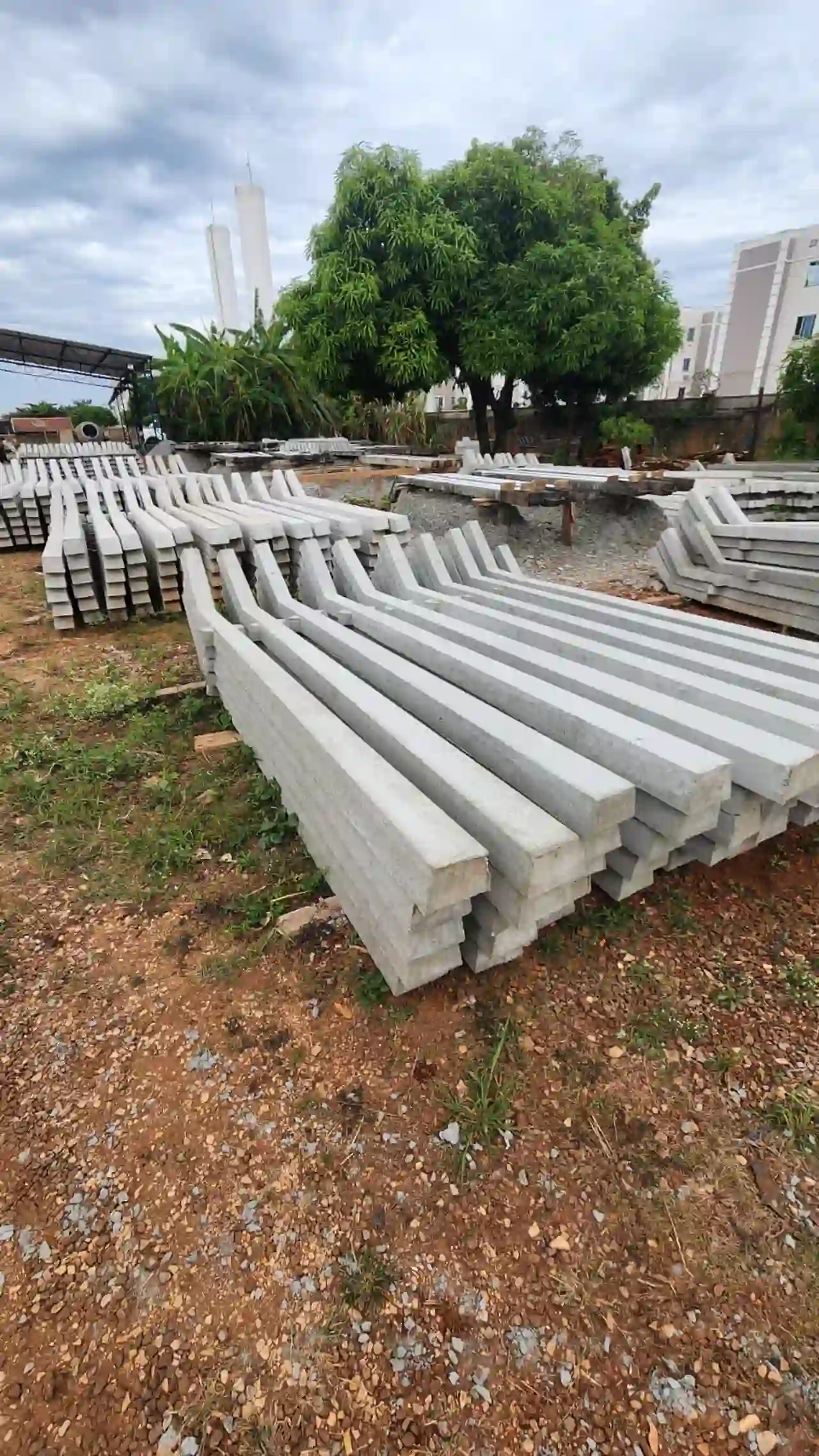 Mourões de concreto empilhados no pátio externo