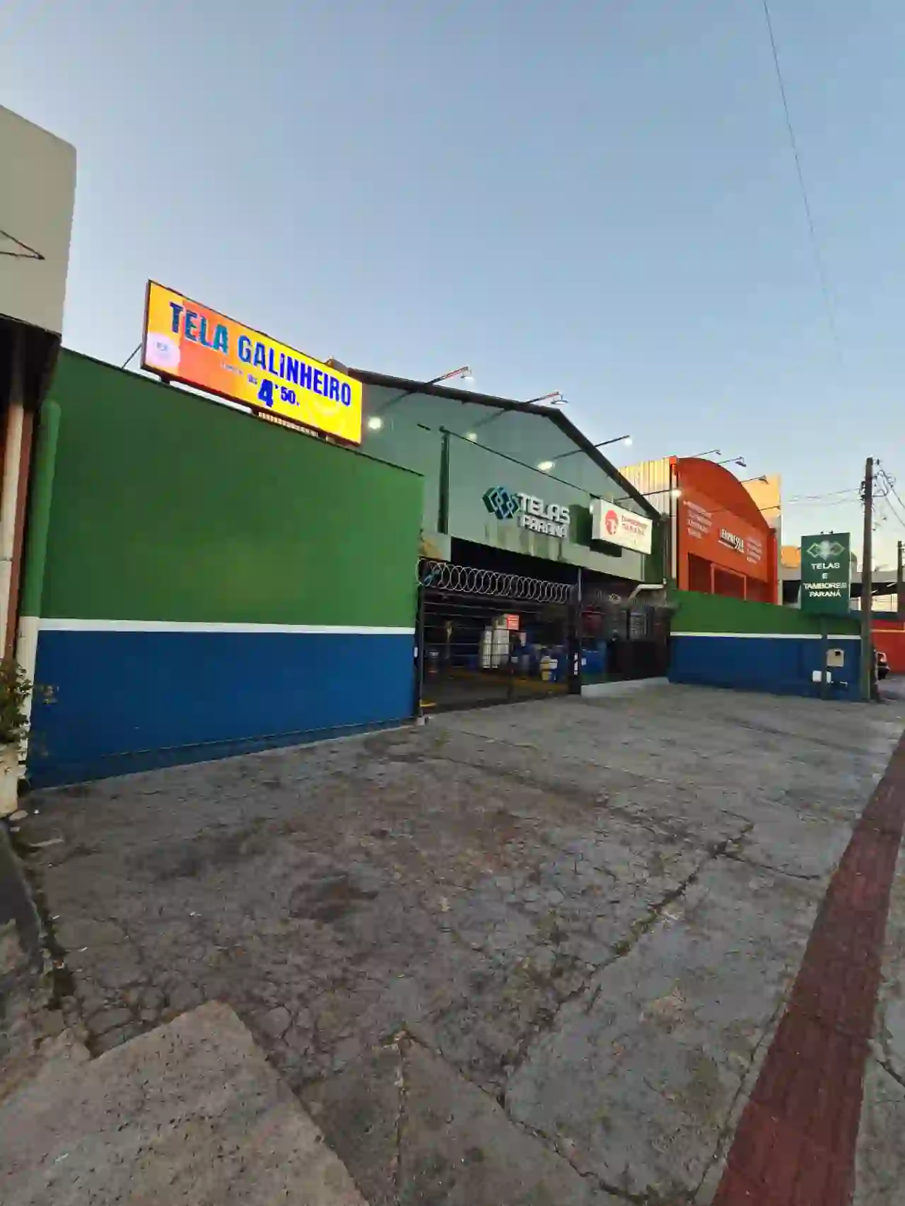 Fachada da loja Telas Paraná na Av. Dez de Dezembro, Londrina