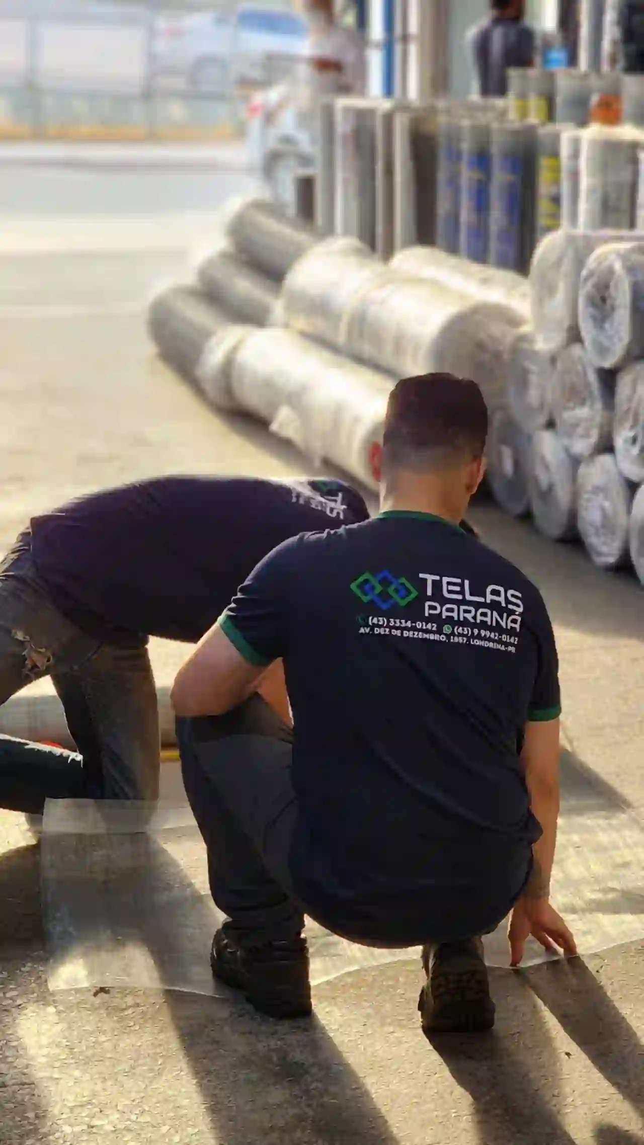 Equipe da Telas Paraná com uniforme preparando material