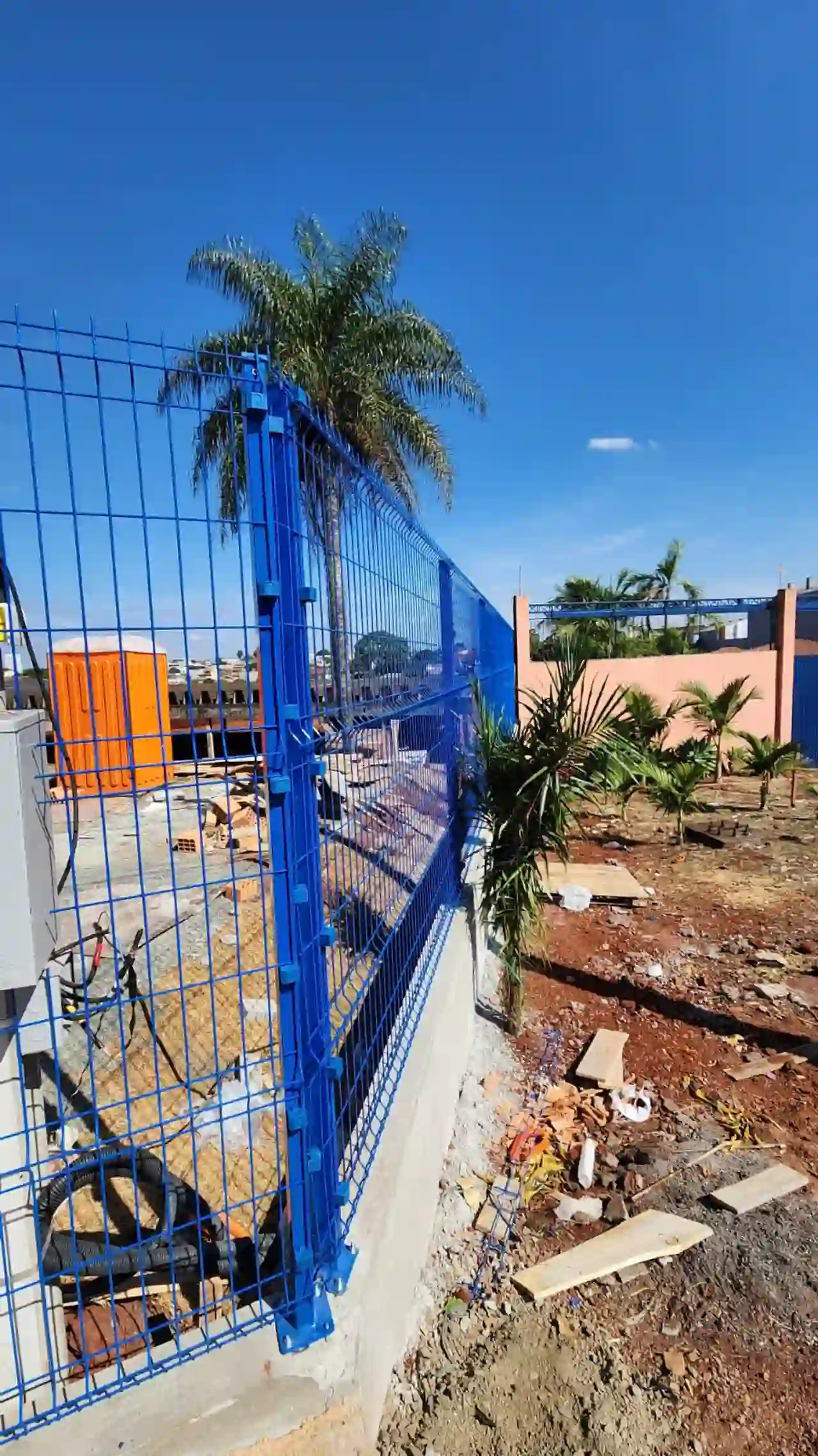 Gradil azul instalado em obra de construção civil