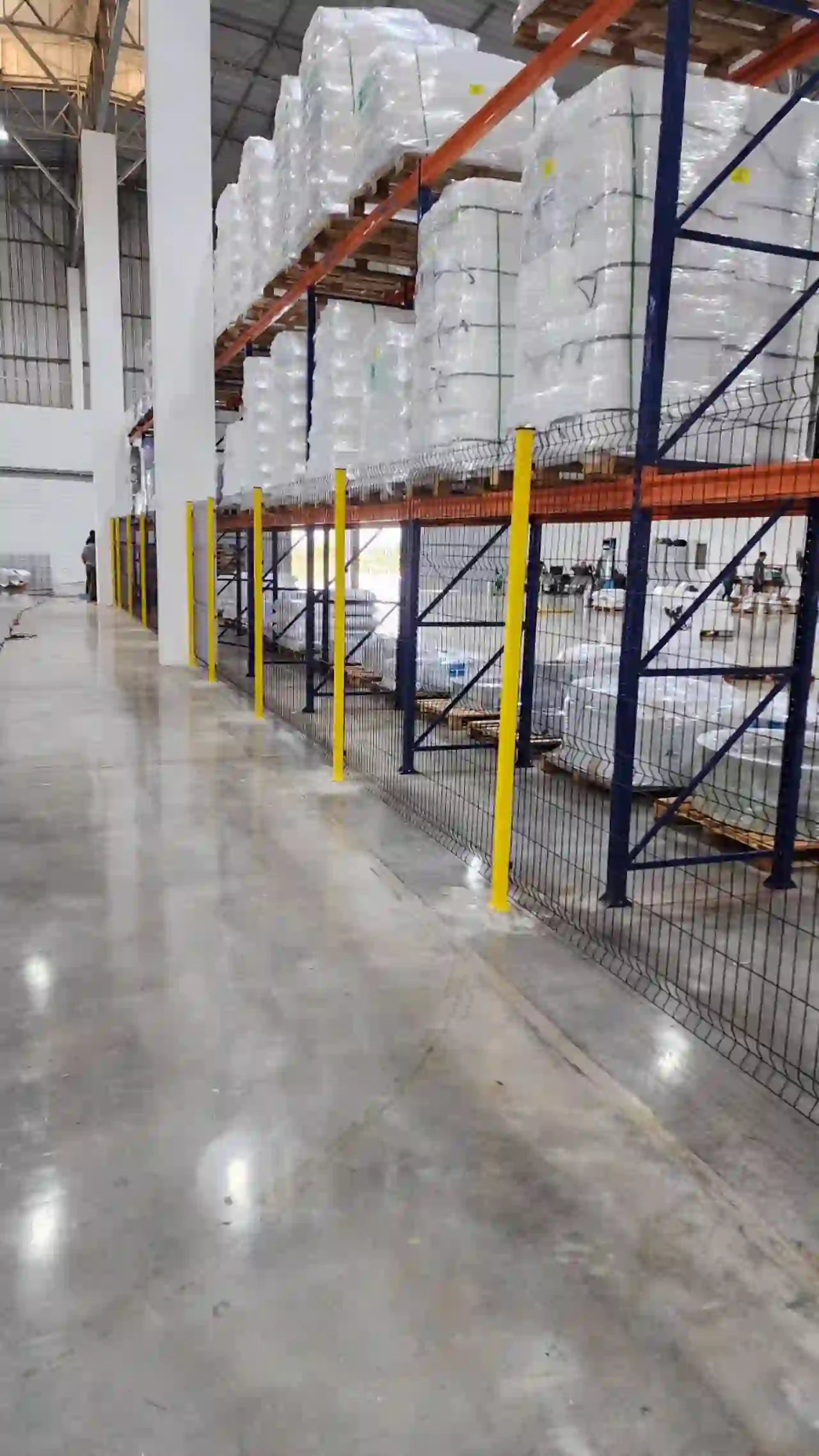 Gradil de proteção instalado dentro de galpão industrial