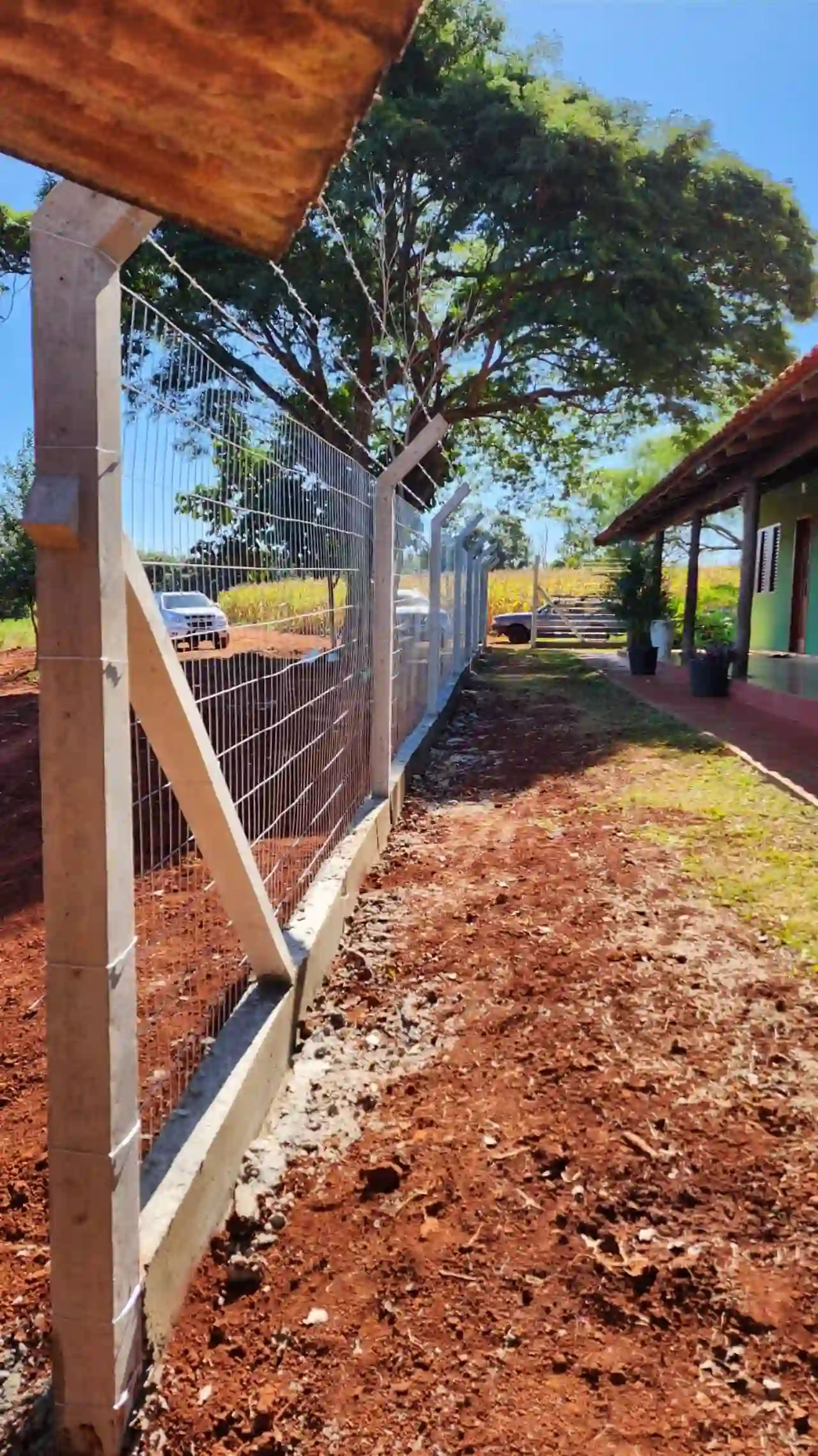 Tela soldada instalada ao longo de chácara com vegetação